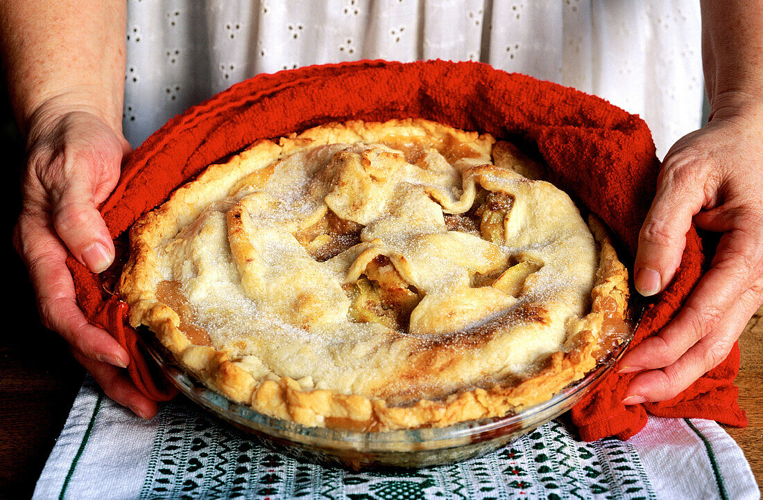  Apfel, Äpfel, Detail, Details, Einzeln, einzig, Ernährung, Erwachsene, Erwachsener, Farbe, Frau, Frauen, Frauen (nur), Frucht, Früchte, Gastronomie, Gebäck, Halten, Hand, Hände, Hobby, Hobbys, Horizontal, Innen, Köstlich, Küche, Kuchenbacken, Mensch, Men