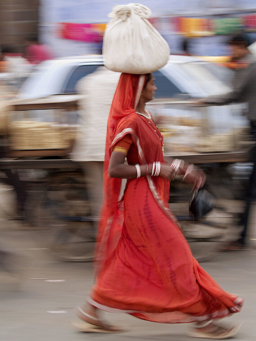 Women walking. Jodhpur, India