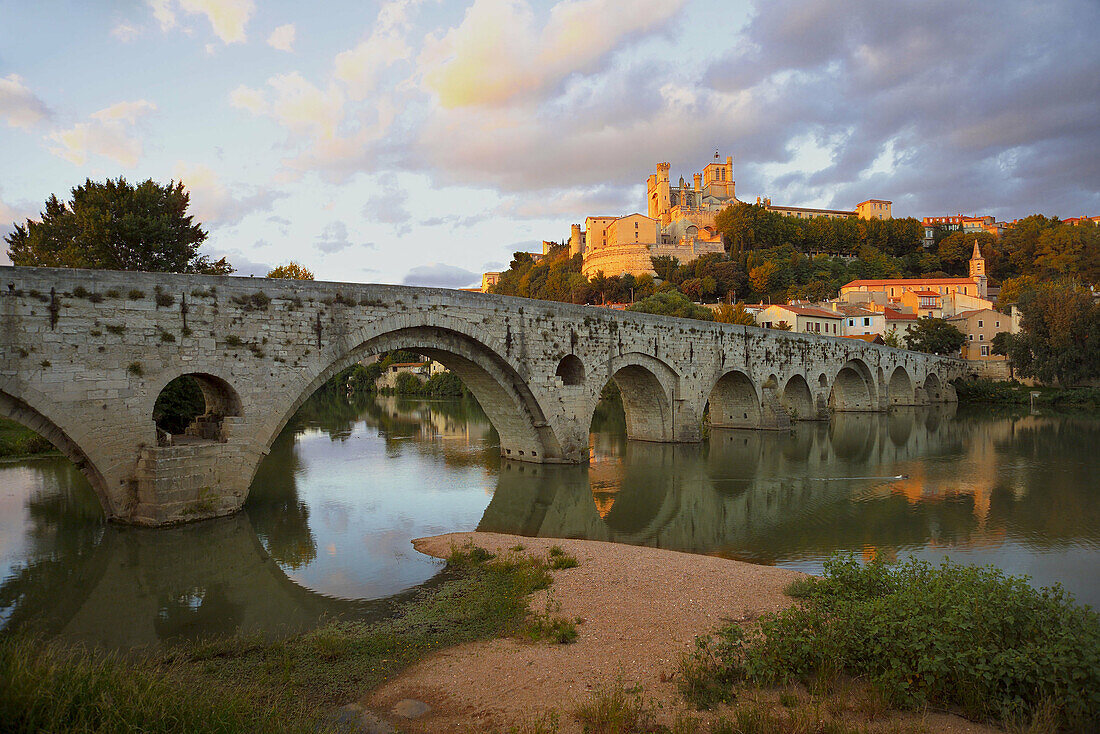 Pont Vieux over River Orb, Cathedrale St Nazaire. Béziers. Herault. Languedoc Roussillon. France.