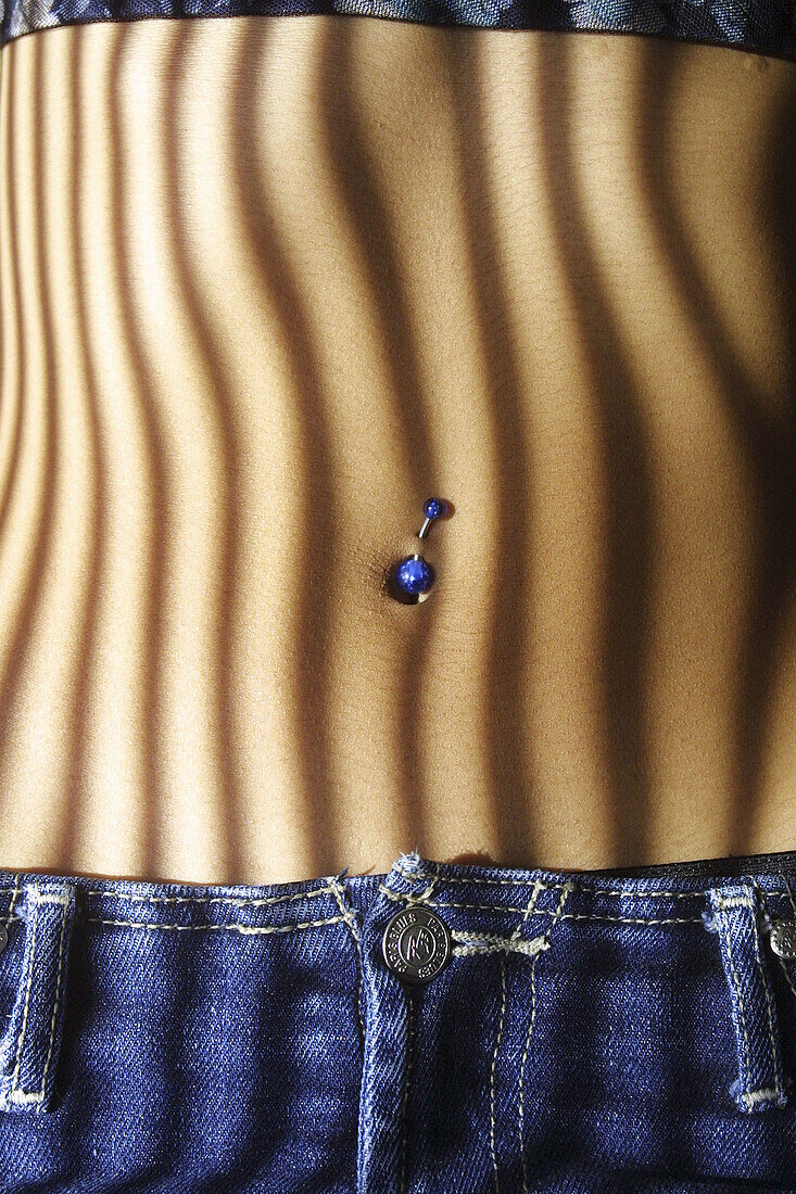  Bauch, Bäuche, Detail, Details, Eine Person, Eins, Erwachsene, Erwachsener, Farbe, feminin, Frau, Frauen, Frauen (nur), Jugend, Jung, Kokett, Koketterie, Konzept, Konzepte, Mädchen, Mensch, Menschen, Mode, Nabel, Nahaufnahme, Nahaufnahmen, Piercing, Rebe