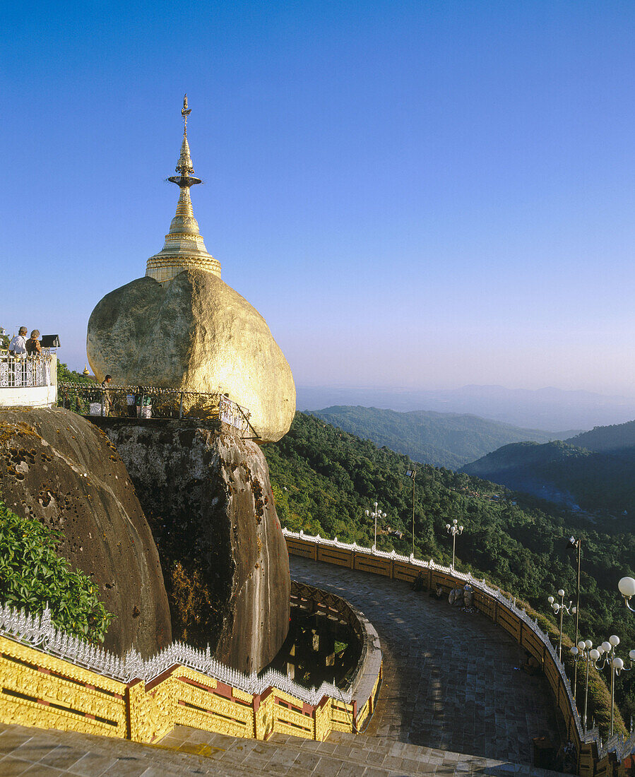 Kyaik-tiyo pagoda (The Golden Rock). Myanmer (Burma)