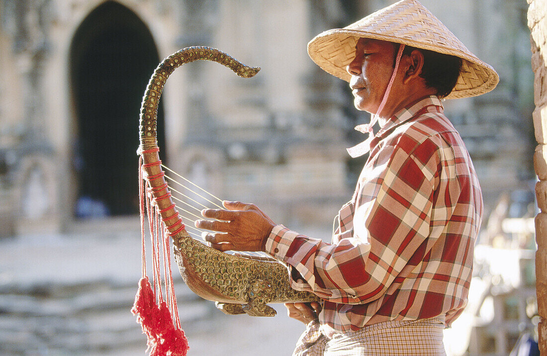 Man playing the Burmese harp. Bagan. Myanmar (Burma)
