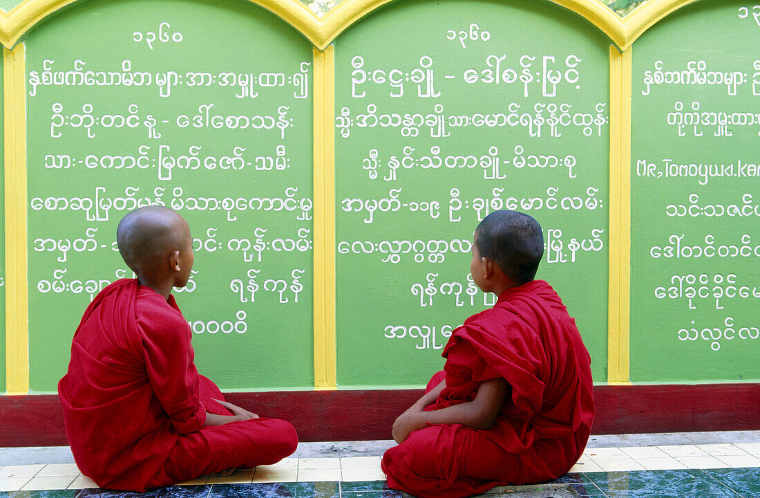 Novice monks. Soon U Ponya Shin Pagoda. Sagaing. Mandalay. Myanmar (Burma).