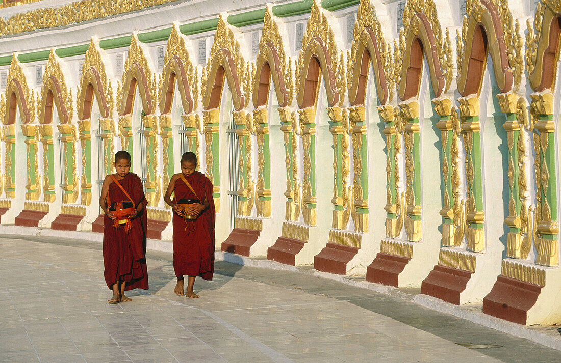 Novice monks at U-Min Thonze Pagoda. Sagaing. Mandalay. Myanmar (Burma).