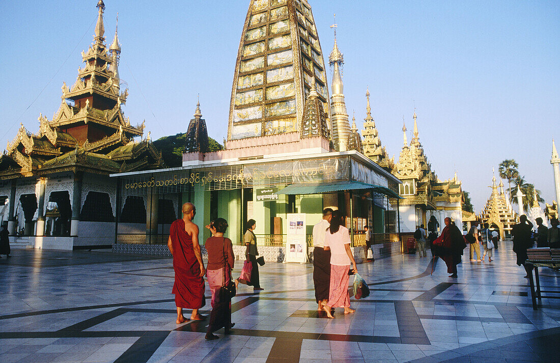 Shwedagon Pagoda. Yangoon (Rangoon). Myanmar (Burma).