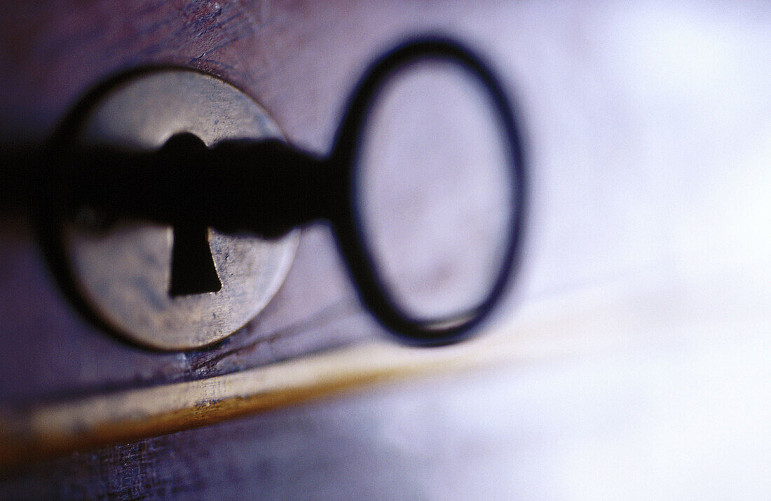  Close up, Close-up, Color, Colour, Concept, Concepts, Detail, Details, Enigma, Enigmas, Horizontal, Indoor, Indoors, Inside, Interior, Key, Keyhole, Keyholes, Keys, Lock, Locked, Locks, Object, Objects, Old, Old-fashioned, One, One item, Symbolic, Thing,
