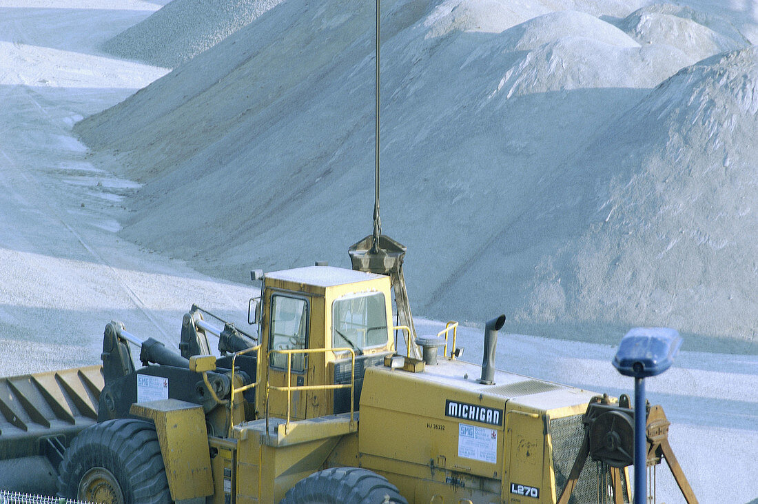  Aussen, Außen, Bergbau, Blau, Fahrzeug, Fahrzeuge, Farbe, Haufen, Horizontal, Industrie, Industriell, Maschine, Maschinen, Maschinerie, Natürliche ressourcen, Naturschätze, Tageszeit, Wirtschaft, G85-279432, agefotostock 