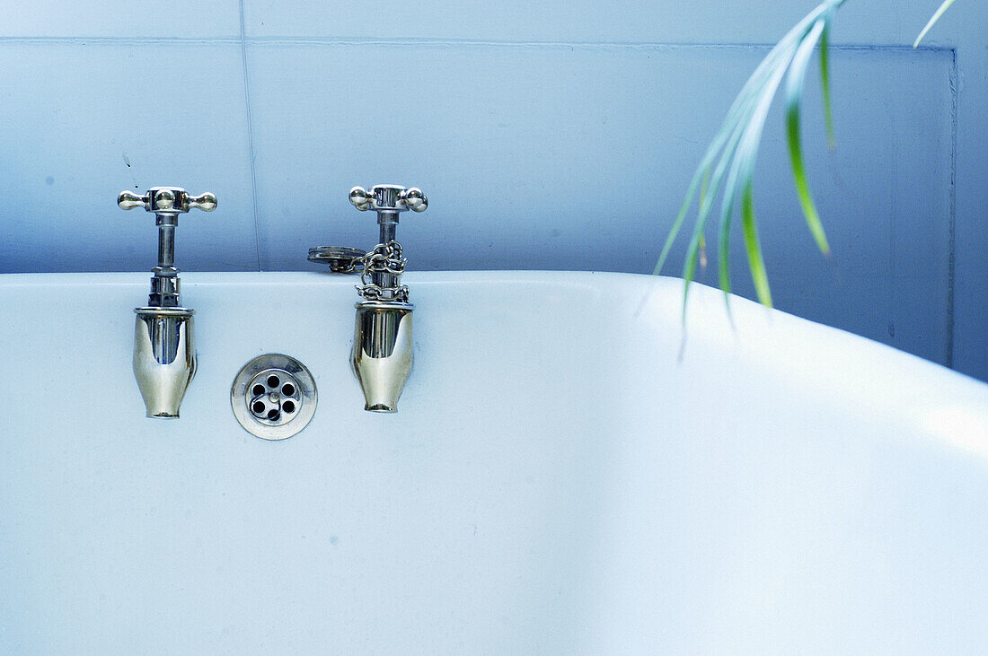  Badewanne, Badewannen, Badezimmer, Detail, Details, Farbe, Horizontal, Hygiene, Innen, Konzept, Konzepte, Körperpflege, Leer, Natürliche ressourcen, Naturschätze, Sauber, Tageszeit, Wasser, Wasserhahn, Wasserhähne, Zwei, G85-312873, agefotostock 