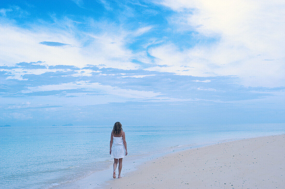  Adult, Adults, Alone, Back view, Beach, Beaches, Blue, Calm, Calmness, Chill out, Chilling out, Cloud, Clouds, Coast, Coastal, Color, Colour, Contemporary, Daytime, Exterior, Female, Full-body, Full-length, Holiday, Holidays, Human, Leisure, One, One per