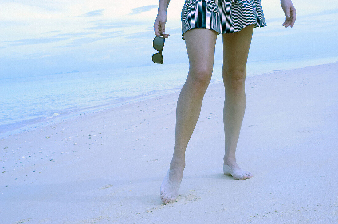  Adult, Adults, Barefeet, Barefoot, Beach, Beaches, Blue, Calm, Calmness, Chill out, Chilling out, Coast, Coastal, Color, Colour, Contemporary, Daytime, Exterior, Feet, Female, Foot, Holiday, Holidays, Human, Leg, Legs, Leisure, One, One person, Outdoor, 