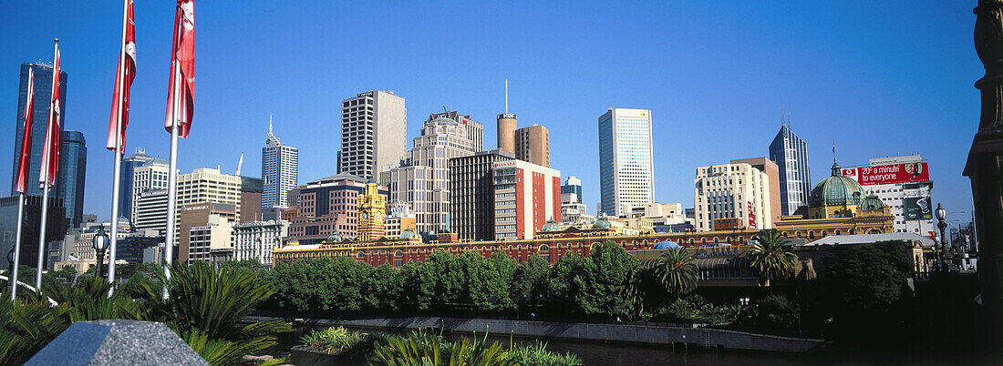 Downtown Melbourne (world s most liveable city, 2004) across Yarra River. Victoria, Australia