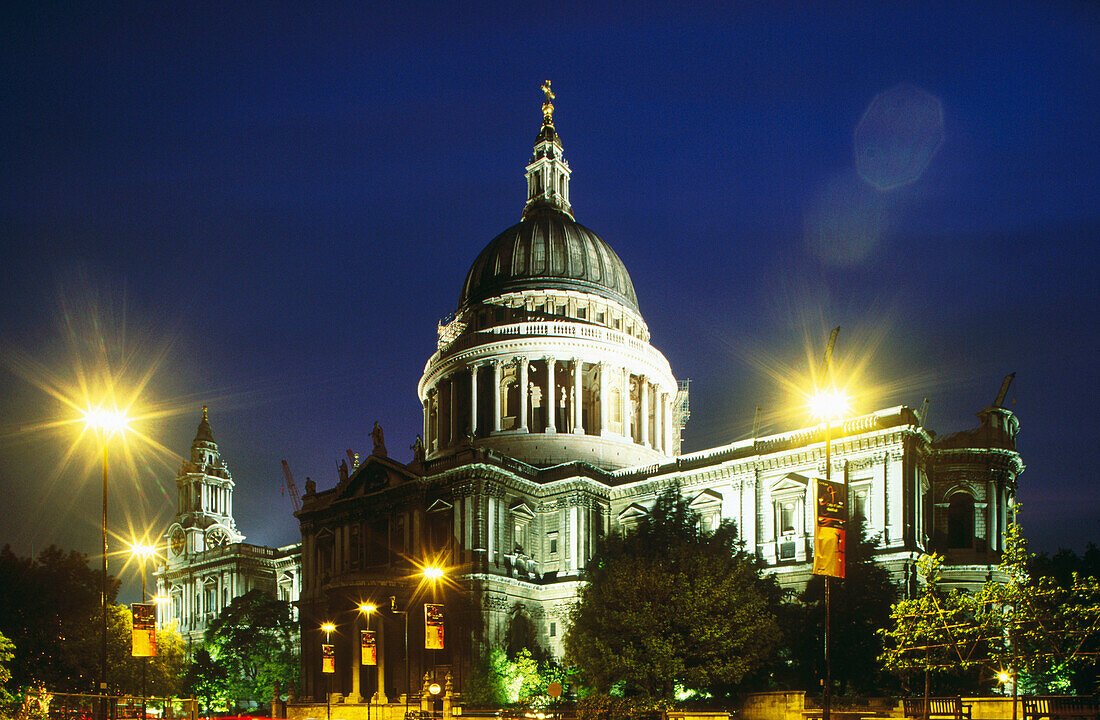 Saint Paul s Cathedral at night. London. England