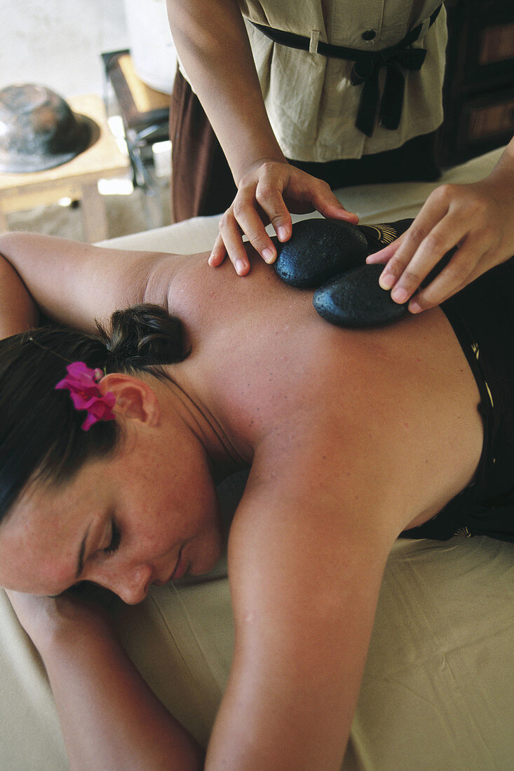 Steinmassage im White Sands Resort und Spa. Ari-Atoll, Malediven