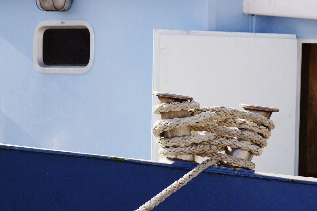 Ropes on a fishing-boat, Canale Grande, harbour, Adriatic Sea. Grado, Regione Autonoma Friuli Venezia Giulia, Italy. Europe.