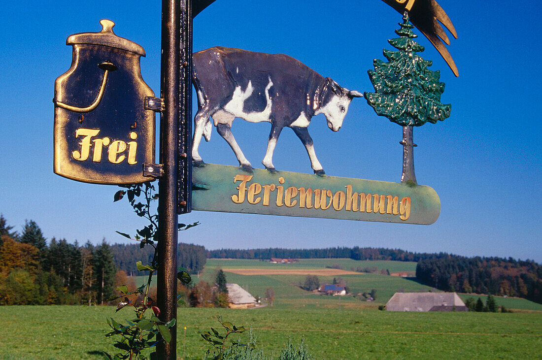 Wegweiser zu einer Ferienwohnung, Schwarzwald, Baden-Württemberg, Deutschland