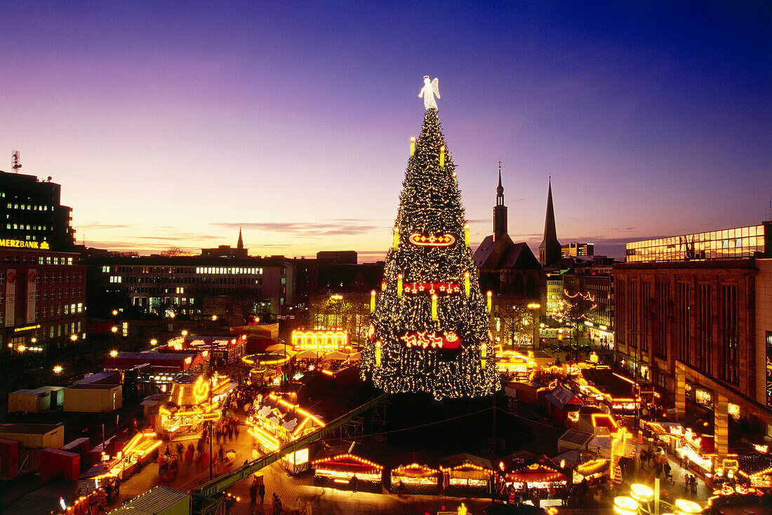 Blick über Weihnachtsmarkt mit Weihnachtsbaum am Abend, Dortmund, Nordrhein-Westfalen, Deutschland