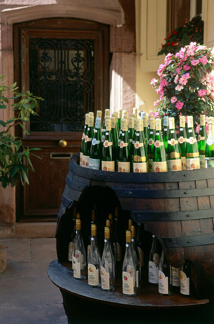Weinflaschen, Weinort Ribeauville im Elsaß, Haut-Rhin, Frankreich