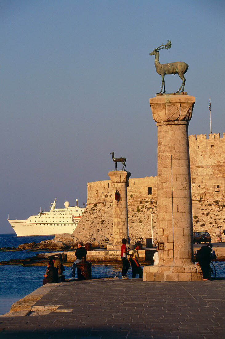 Mandraki Hafen mit Festung Agios Nikolaos, Rhodos Stadt, Dodekanes, Ägäis, Griechenland