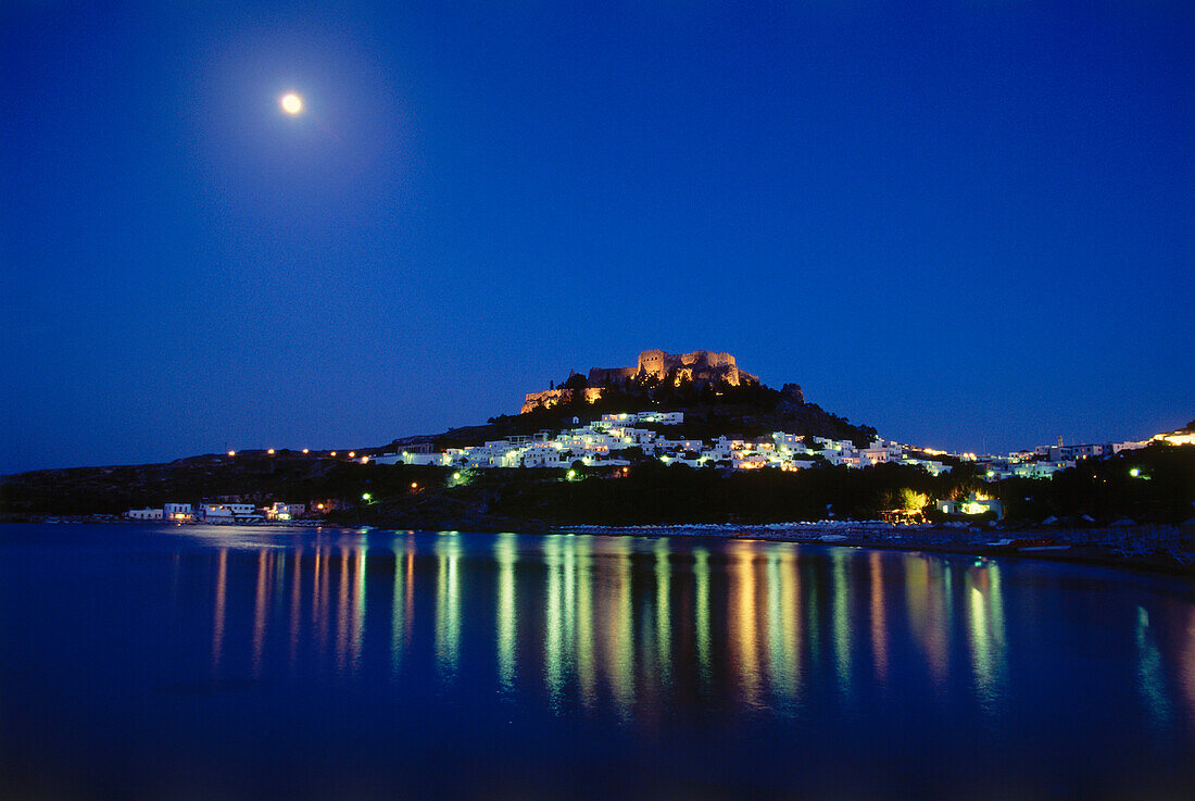 Blick nach Lindos bei Nacht, Insel Rhodos, Dodekanes, Ägäis, Griechenland