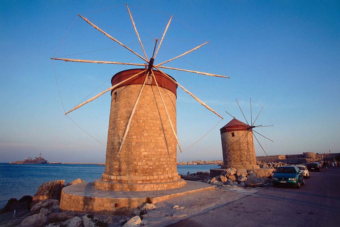 Windmühlen am Mandraki Hafen, Rhodos Stadt, Dodekanes, Ägäis, Griechenland