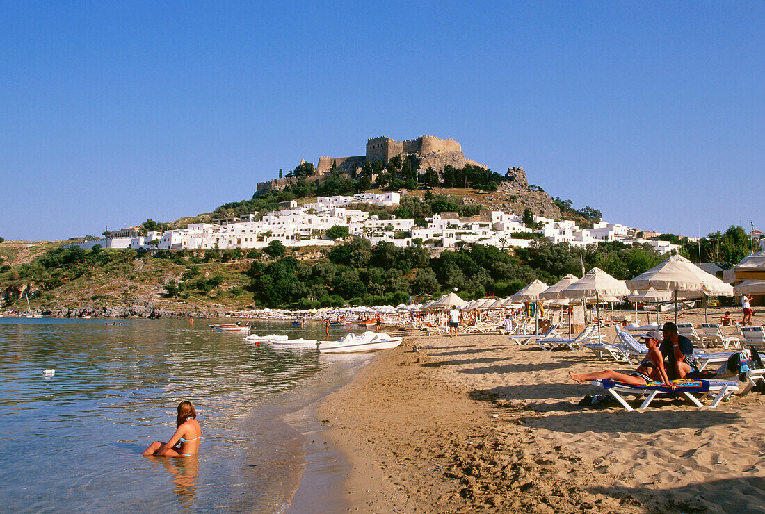Strandszene am Sandstrand Lindos, Insel Rhodos, Dodekanes, Ägäis, Griechenland