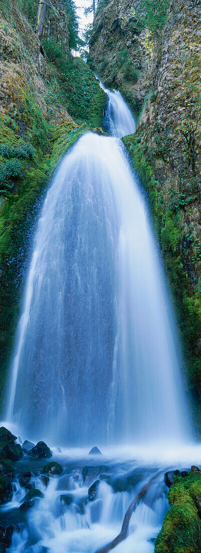 Waterfall Wahkeena Falls, Columbia River Gorge, Oregon, USA