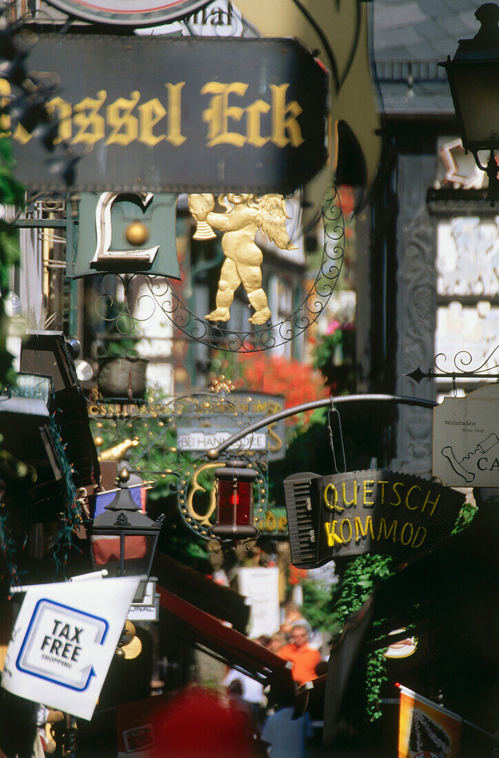 Zunftzeichen in der Drosselgasse, Rüdesheim, Rheingau, Hessen, Deutschland