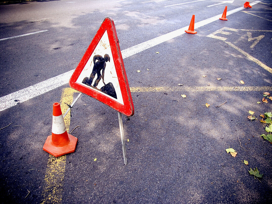  Asphalt, Aussen, Außen, beim Werk, Beschränkung, Beschränkungen, Dreieck, Dreiecke, Eingeschränkt, Farbe, Gefahr, Hindernis, Hindernisse, Horizontal, Information, Konzept, Konzepte, Landstraße, Landstraßen, Männer bei der Arbeit, Öffentliche Arbeiten, Öf