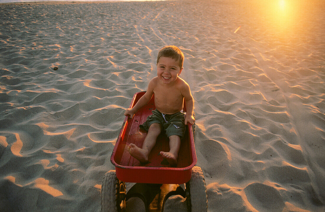  Amusement, Beach, Beaches, Boy, Boys, Caucasian, Caucasians, Child, Childhood, Children, Children only, Color, Colour, Contemporary, Dark-haired, Daytime, Exterior, Exuberance, Exuberant, Facial expression, Facial expressions, Facing camera, Full-body, F