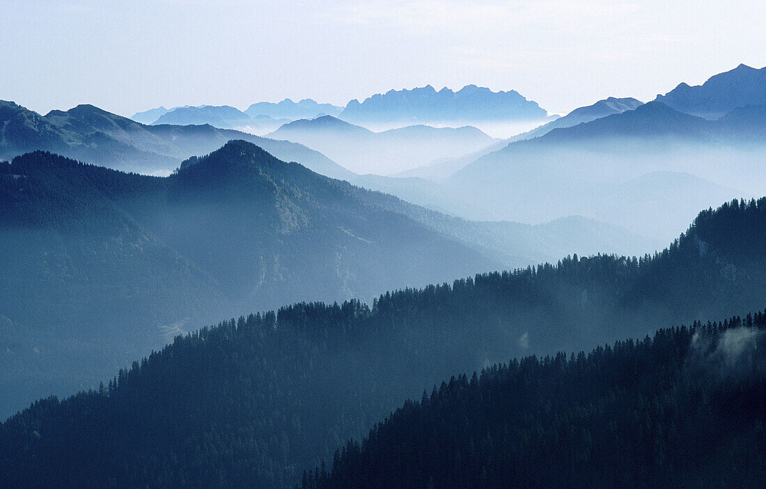  Alpen, Aussen, Bayern, Berg, Berge, Deutschland, Draussen, Entfernt, Europa, Farbe, Fern, Gebirgskette, Gebirgsketten, Gebirgszug, Geräuschlosigkeit, Horizont, Horizontal, Horizonte, Landschaft, Landschaften, Mangfallgebirge, Natur, Nebel, Ökosystem, Öko