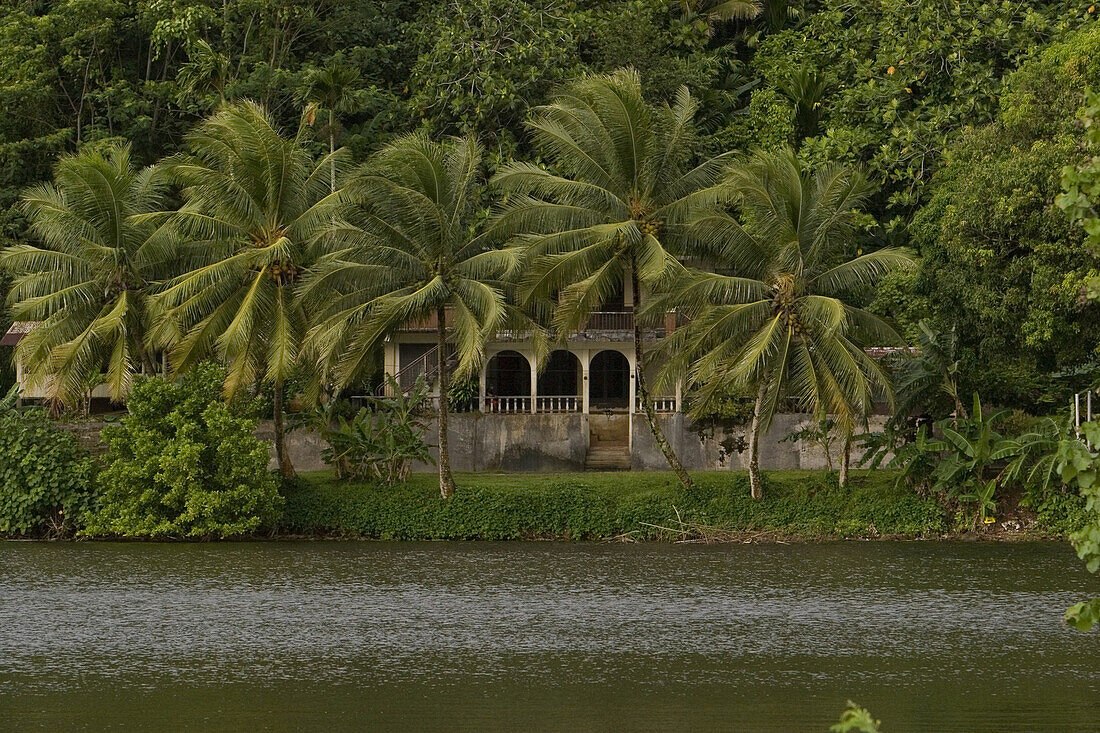 Haus im Kolonialstil an einer Lagune, Pohnpei, Mikronesien, Ozeanien
