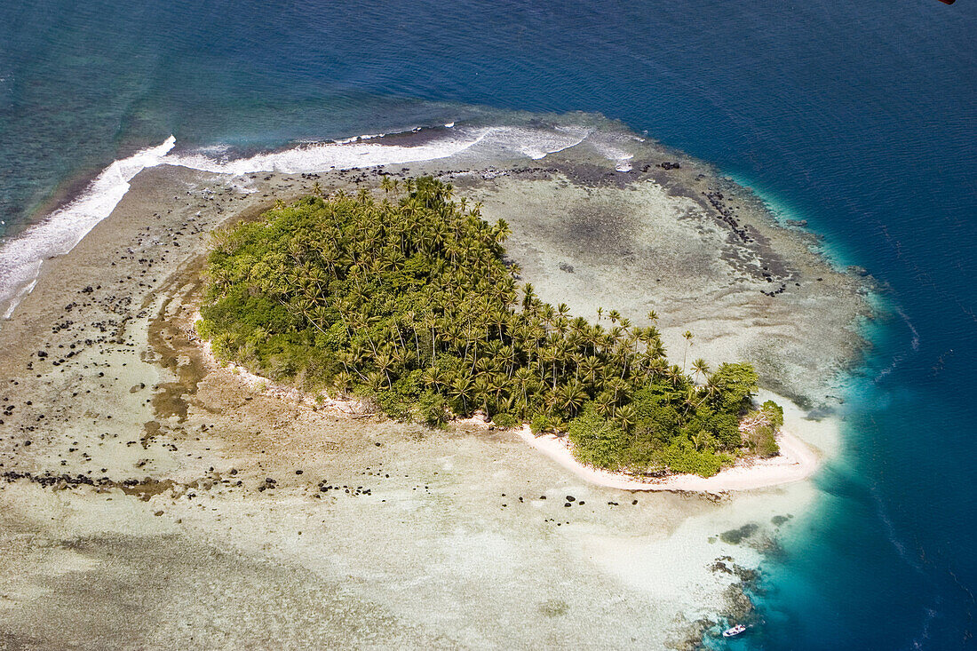 Luftaufnahme einer einsamen Insel mit Palmen, Pohnpei, Mikronesien, Ozeanien