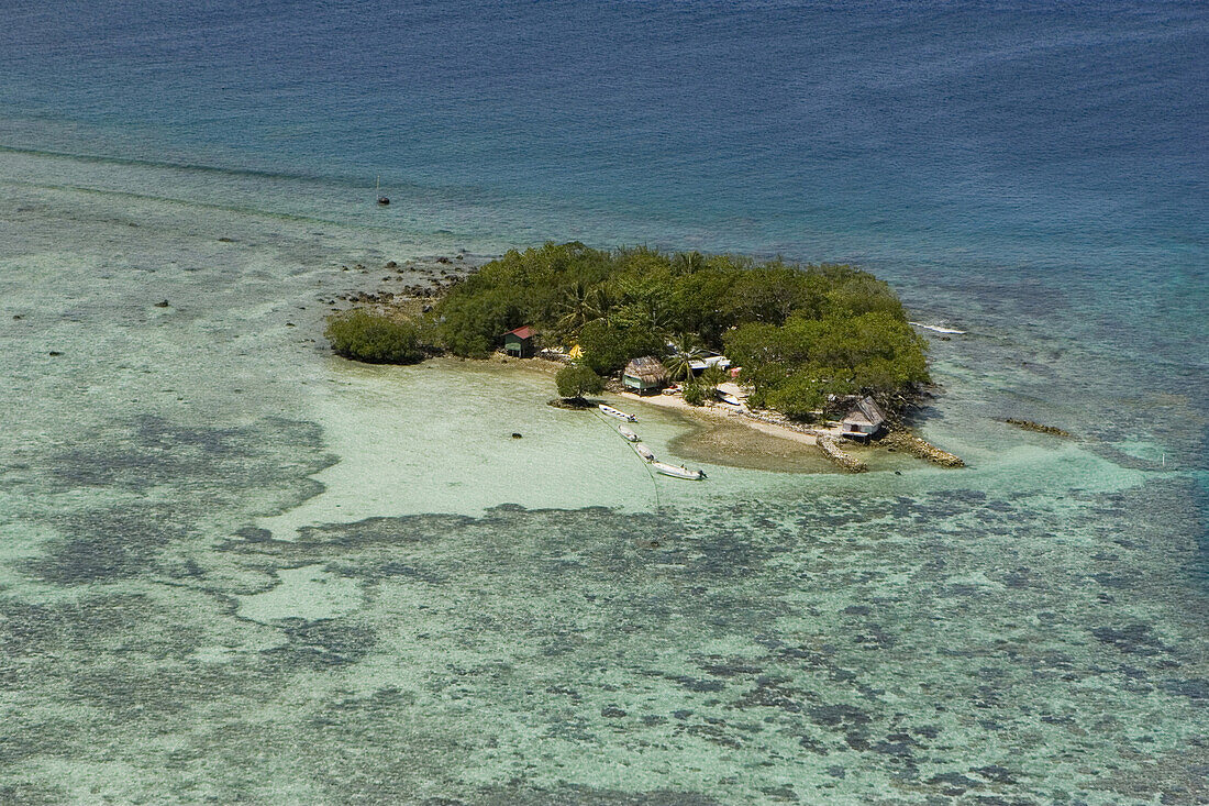 Luftaufnahme einer einsamen Insel mit Fischerhäusern, Pohnpei, Mikronesien, Ozeanien