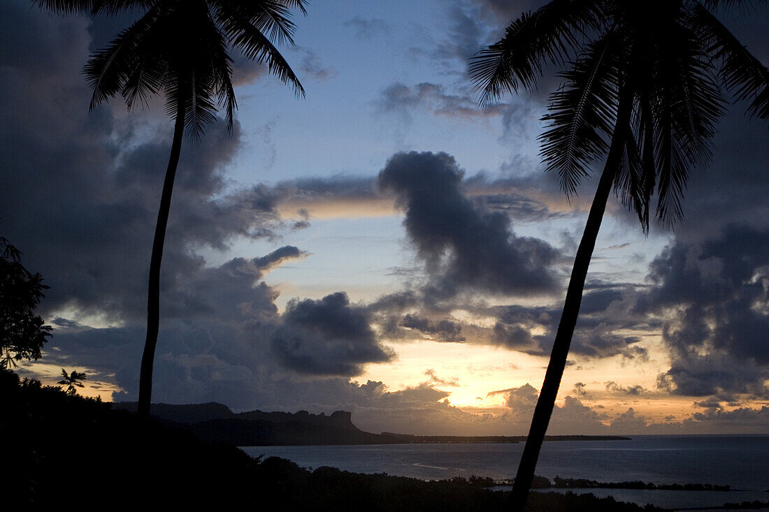 Sokeh’s Felsen mit Palmen bei Sonnenuntergang, Pohnpei, Mikronesien, Ozeanien