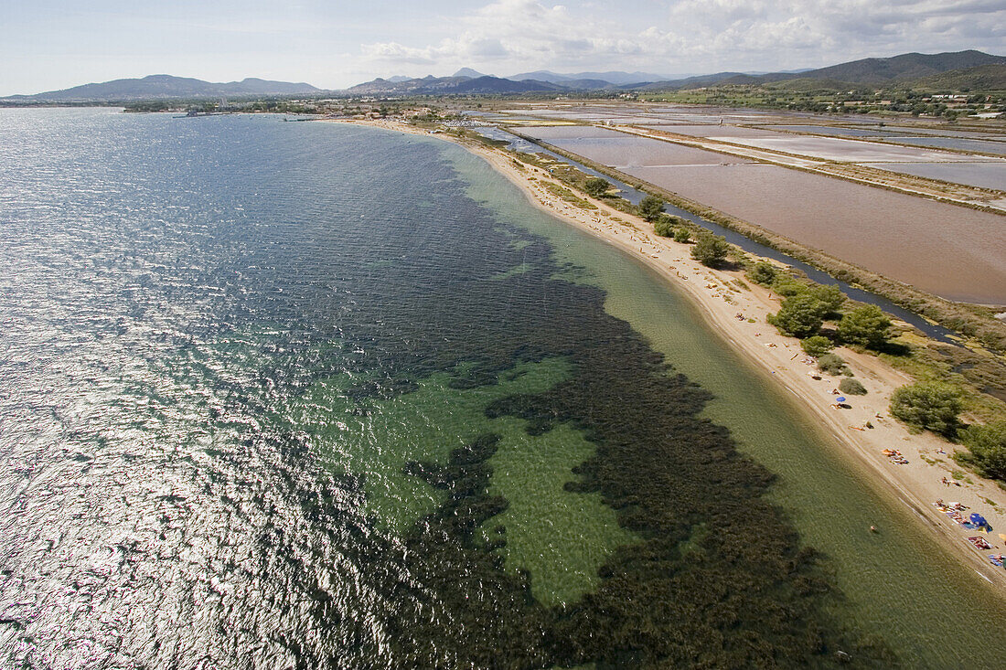 Luftaufnahme von Salinen und Strand, Salins d'Hyeres, Iles d'Hyeres, Frankreich, Europa