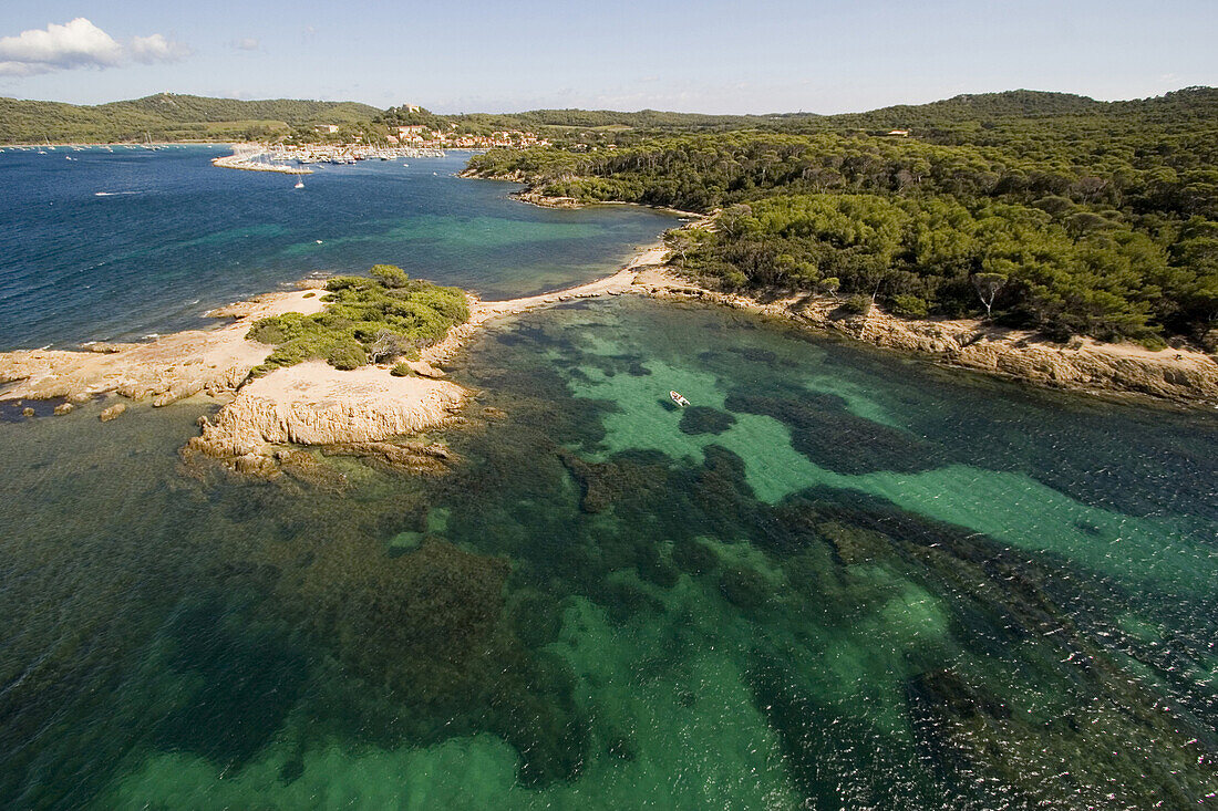 Luftaufnahme einer Bucht auf Porquerolles mit Stadt, Iles d'Hyeres, Frankreich, Europa
