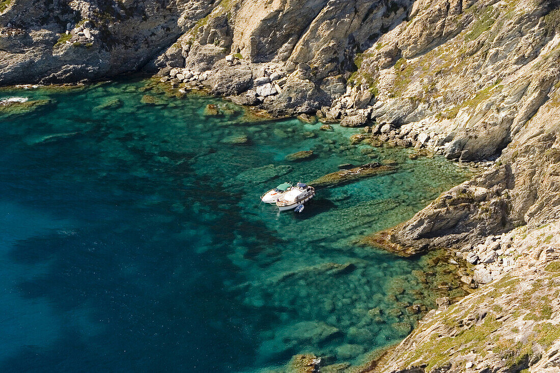 Luftaufnahme von Bucht mit Booten auf Port Cros, Iles d'Hyeres, Frankreich, Europa