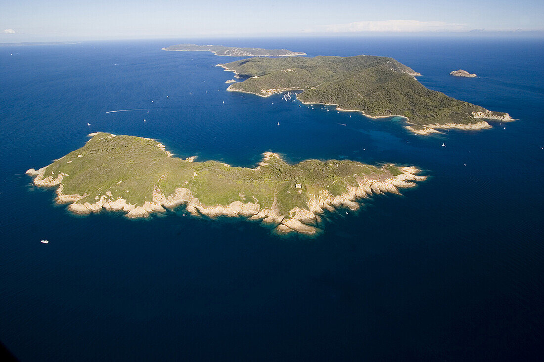 Luftaufnahme von Inseln im Meer, Port Cros mit Baugaud, Iles d'Hyeres, Frankreich, Europa