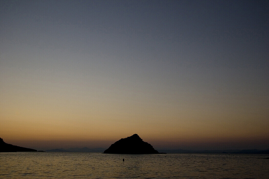 Insel im Meer bei Sonnenuntergang, Rascas, Port Cros, Frankreich, Europa