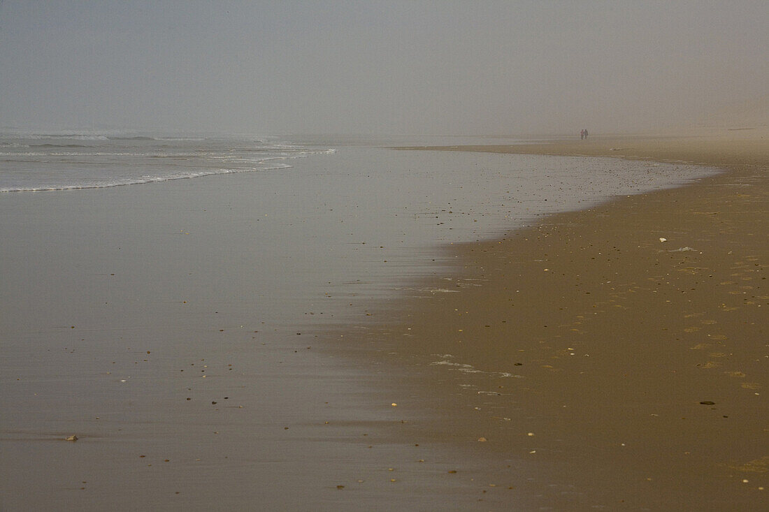 Deserted beach with couple in the background in winter, Bassin d’Arcachon, Lacanau, Gironde, France, Europe