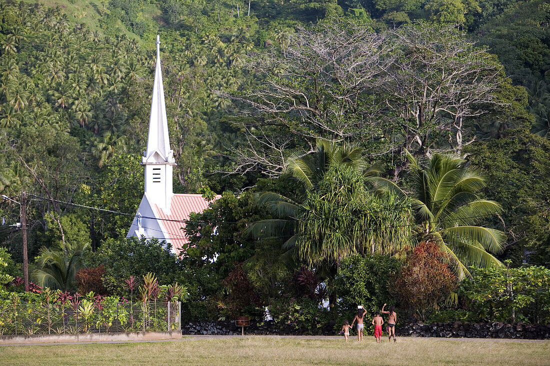 Kirche von Omo’a zwischen Bäumen, Fatu Hiva, Marquesas, Polynesien, Ozeanien