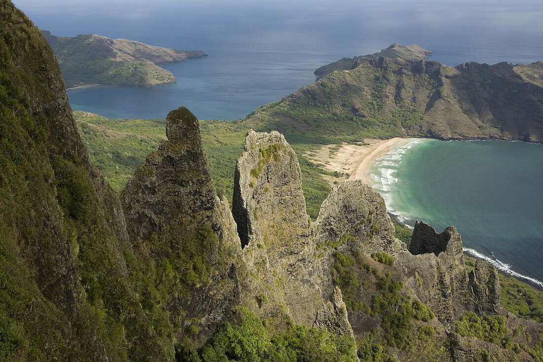Luftaufnahme von Felsspitzen und einer Bucht, Haa'atuatua, Nuku Hiva, Marquesas