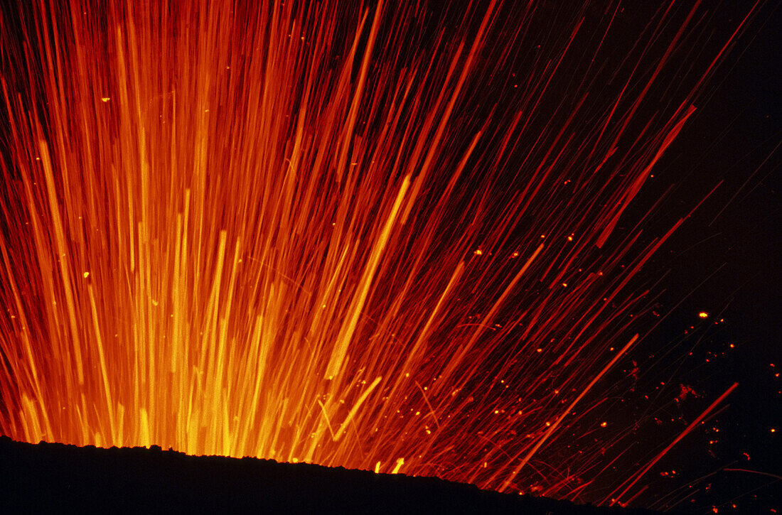 Nahaufnahme der Lavafontäne des Yasur Vulkan bei Nacht, Tanna, Vanuatu, Südsee, Ozeanien