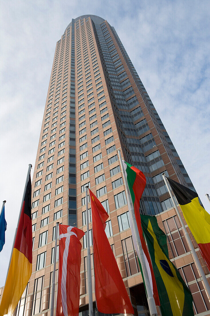 Flaggen vor Messeturm, Frankfurt am Main, Hessen, Deutschland