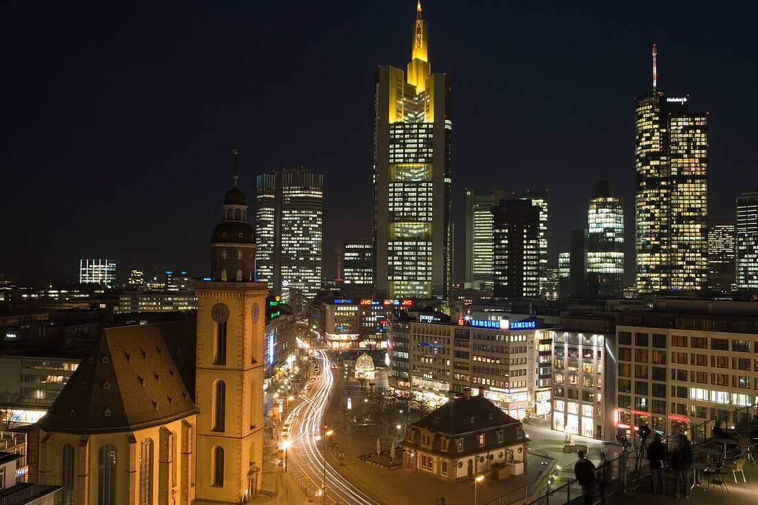 Nachtaufnahme von Katharinenkirche an der Hauptwache und City Skyline, Frankfurt, Hessen, Deutschland, Europa