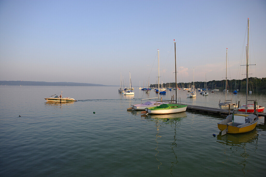 Boote auf dem Staffelsee im Abendlicht, Strandbad Utting, Bayern, Deutschland