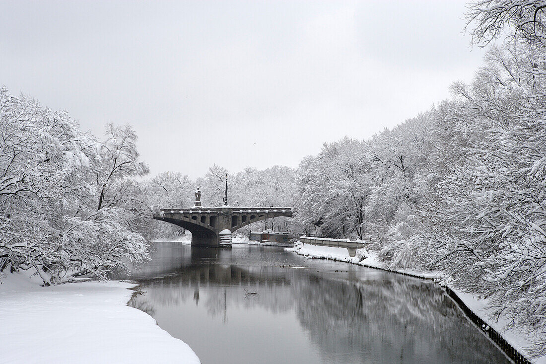 Wintertag an der Isar mit Maximiliansbrücke und Praterinsel, München, Bayern, Deutschland