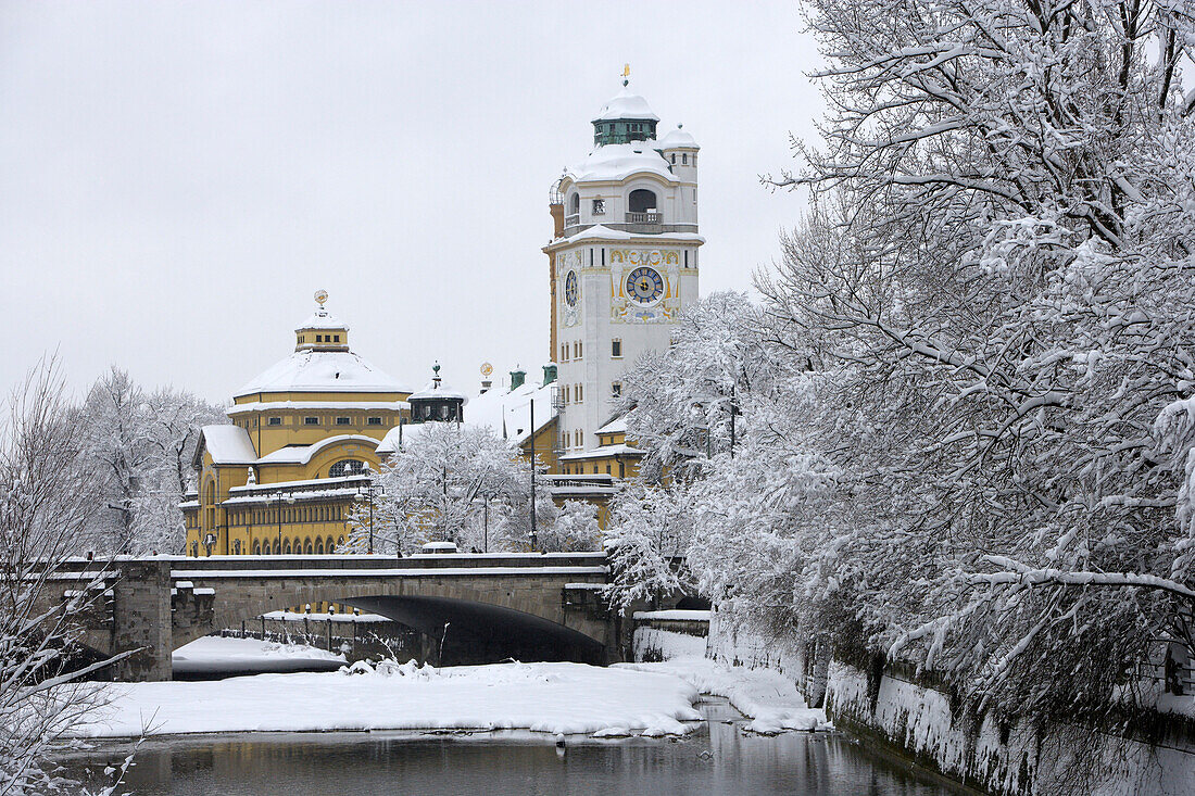 Blick auf das Müllersche Volksbad an der Isar, Haidhausen, München, Bayern, Deutschland