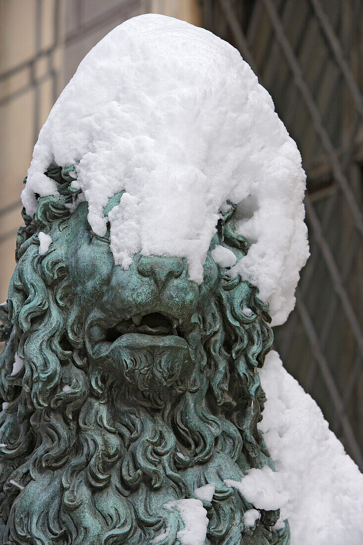 Verschneite Löwenskulptur vor dem Eingang zur Residenz, Residenzstrasse, München, Bayern, Deutschland