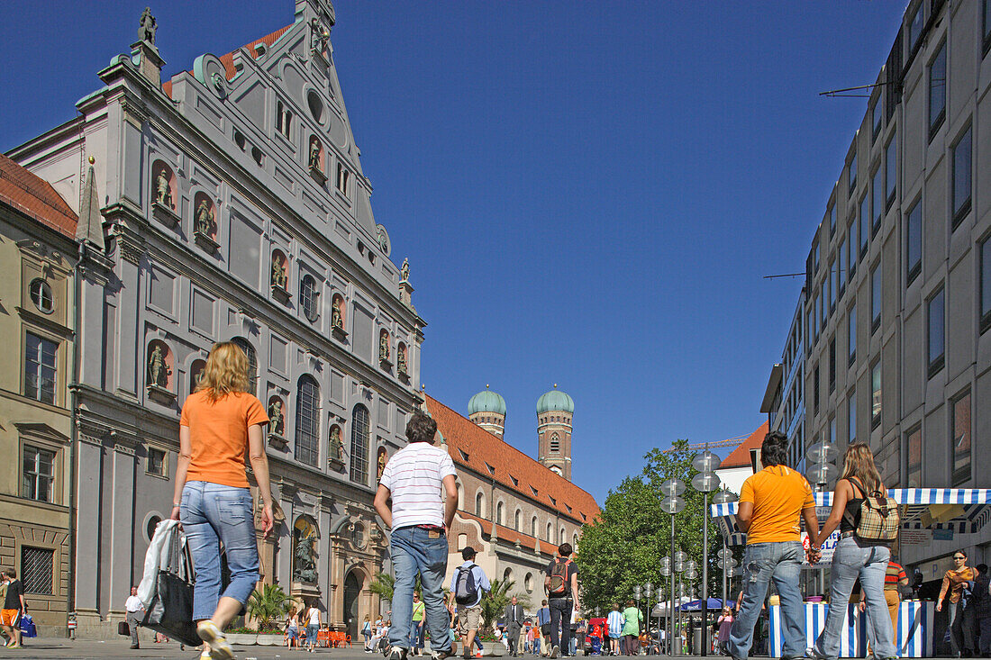 Menschen gehen einkaufen in der Fussgängerzone Neuhauser Straße mit St. Michaelskirche und den Türmen der Frauenkriche, München, Bayern, Deutschland